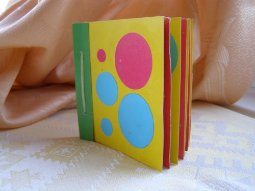 Яскрава і пізнавальна книжка-малятко