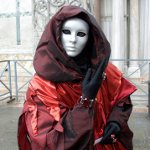 Як зробити маску своїми руками для Хеллоуїна?