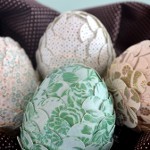 Великодні вироби: декороване папером яйце