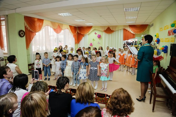День матері в дитячому саду: ідеї для сценарію в молодшій, середній, старшій, підготовчій групі