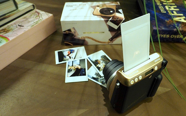Fashion-камера: Michael Kors X Fijifilm Instax Mini 70