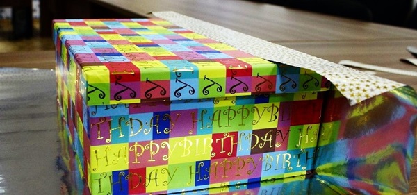 Як упакувати подарунок в подарунковий папір