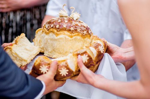 Зустріч після загсу з короваєм