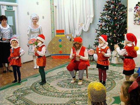 діти святкують новий рік