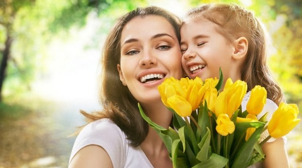 Зворушливі до сліз пісні мамі від сина і дочки, тексти для дорослих і дітей, музика на відео