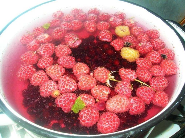 Смачний компот з малини на зиму
