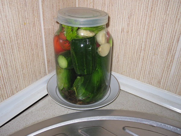 Малосольні хрусткі огірки рецепт - швидко в банку, на зиму, в холодній воді, в каструлі, окропом