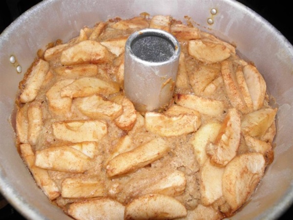 Дуже смачна шарлотка з яблуками