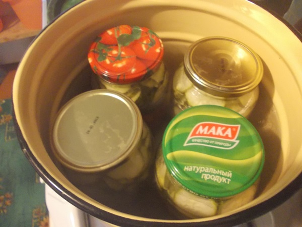 Смачні огірки з часником на зиму