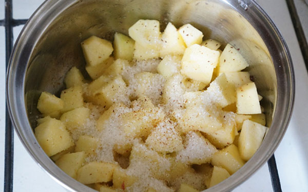 Рецепт вишуканою яблучної шарлотки з печивом Савоярді