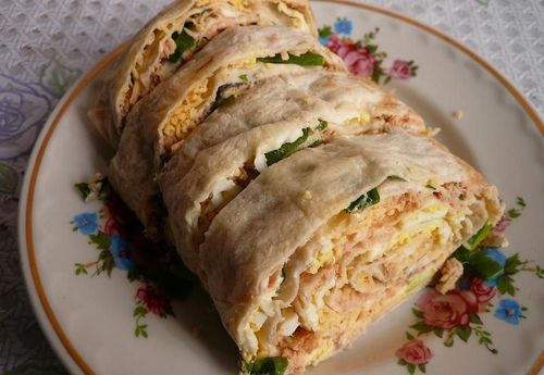 Смачна і швидка закуска - рулетики з лаваша з рибою