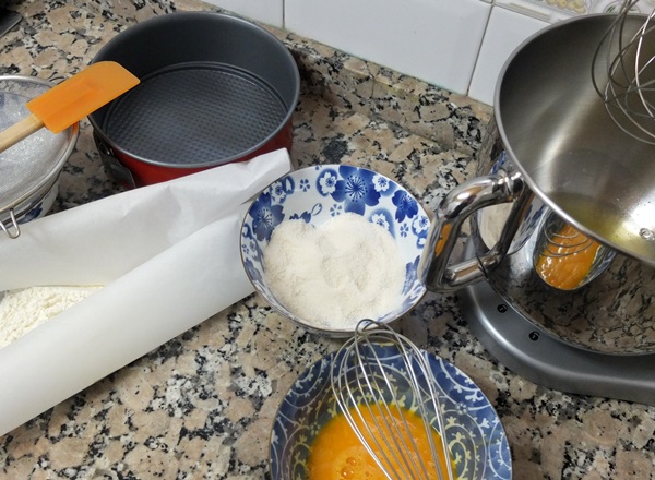 Пишна шарлотка в духовці - прості і смачні рецепти