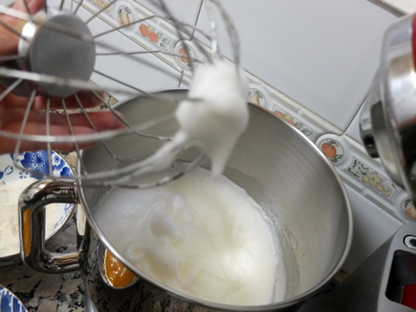 Пишна шарлотка в духовці - прості і смачні рецепти