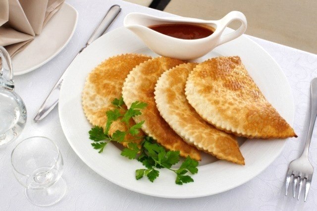 чебуреки на столі