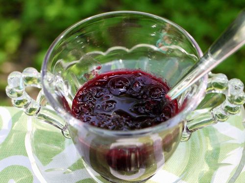 Варення з чорної смородини з горіхами