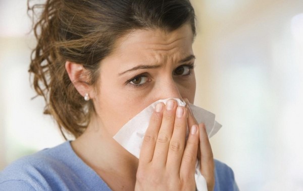 Вода з носа: чому ллє з носа? Симптоми і поради про правильне лікування води з носа